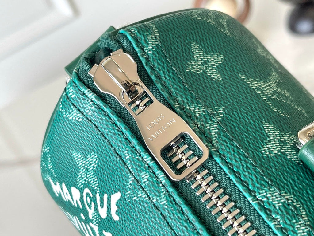 LOUIS VUITTON KEEPALL BANDOULIÈRE 25 IN GREEN MONOGRAM HERITAGE CANVAS