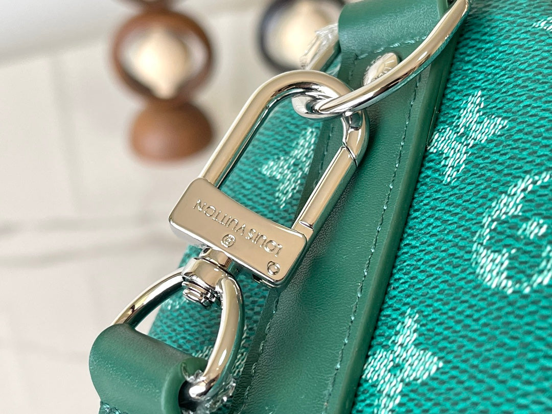 LOUIS VUITTON KEEPALL BANDOULIÈRE 25 IN GREEN MONOGRAM HERITAGE CANVAS