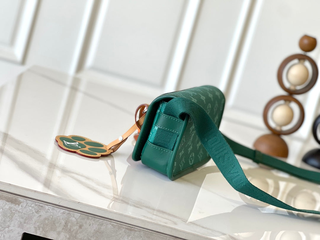 LOUIS VUITTON BOSPHORE WEARABLE WALLET 19 IN GREEN MONOGRAM HERITAGE CANVAS