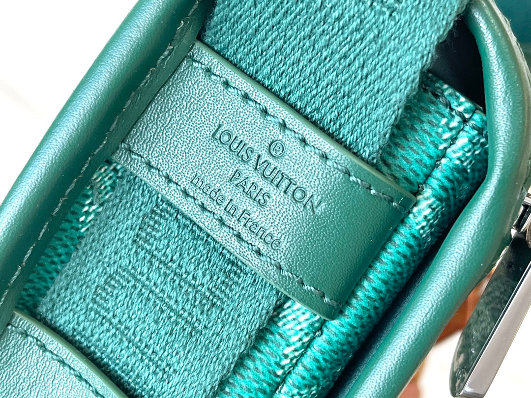 LOUIS VUITTON BOSPHORE WEARABLE WALLET 19 IN GREEN MONOGRAM HERITAGE CANVAS