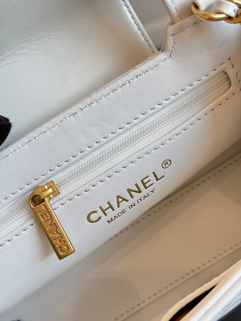 CHANEL KELLY SHOPPING BAG 19 IN WHITE CALFSKIN GOLD HARDWARE