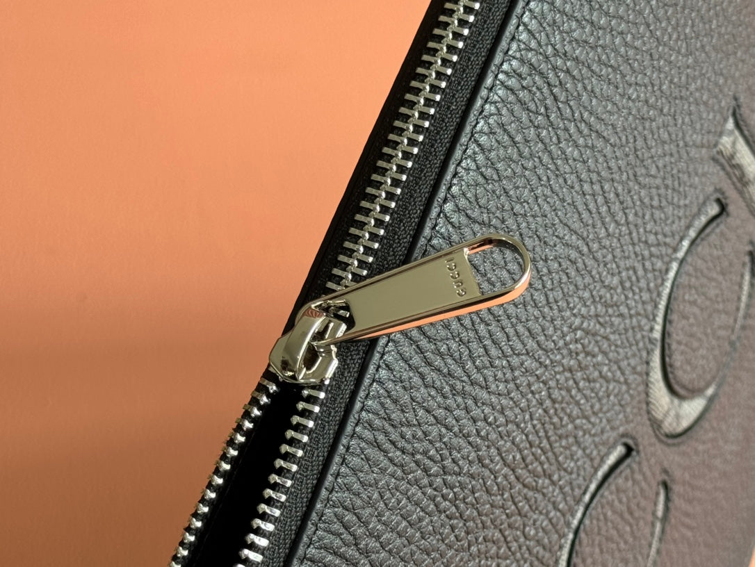 GUCCI POUCH 28 IN BLACK SMOOTH CALFSKIN INLAID LOGO