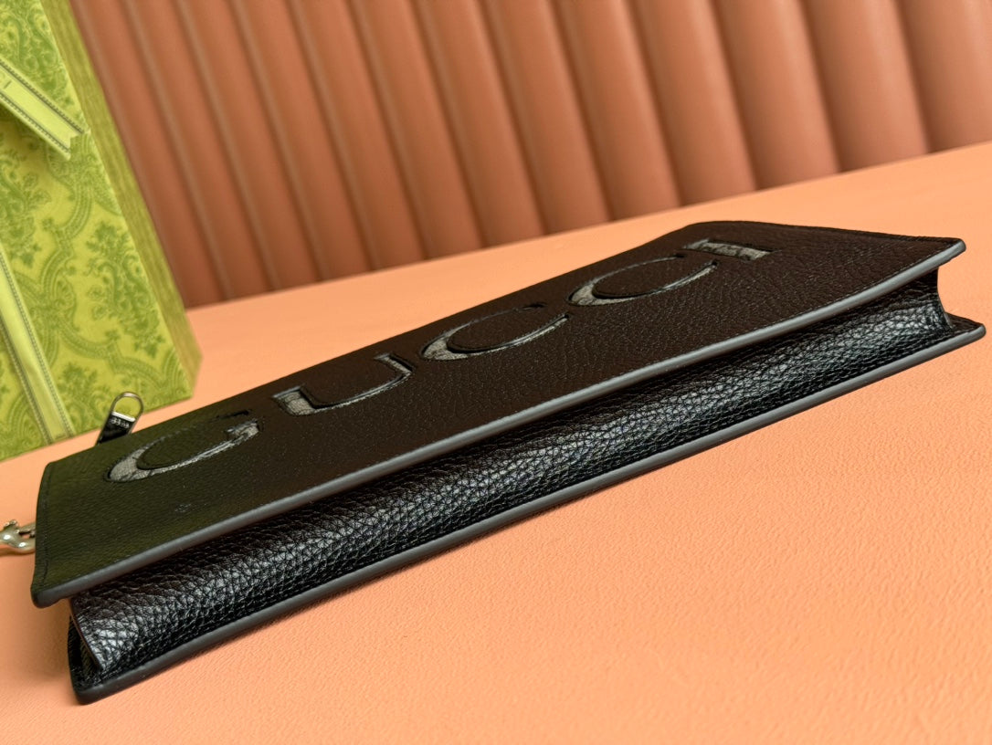 GUCCI POUCH 28 IN BLACK SMOOTH CALFSKIN INLAID LOGO
