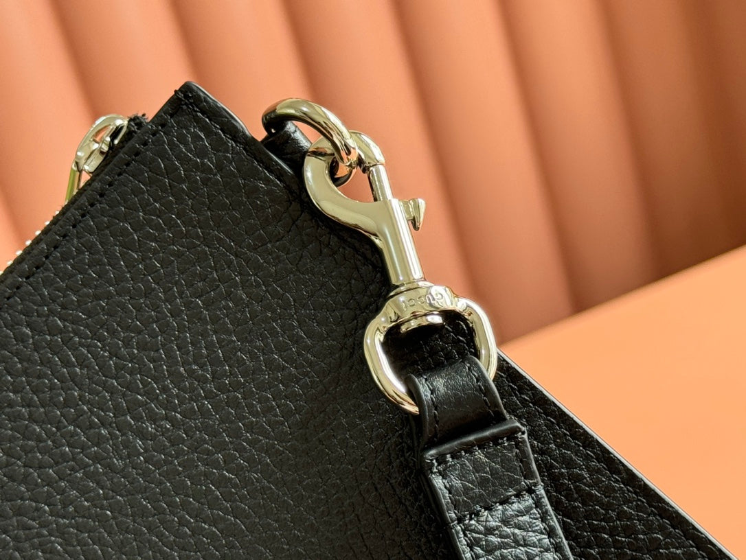 GUCCI POUCH 28 IN BLACK SMOOTH CALFSKIN INLAID LOGO
