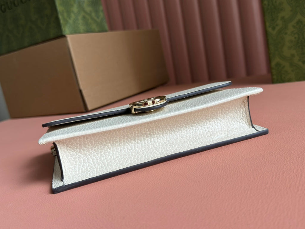 GUCCI INTERLOCKING WOC 20 IN WHITE GRAINY CALFSKIN GOLD HARDWARE
