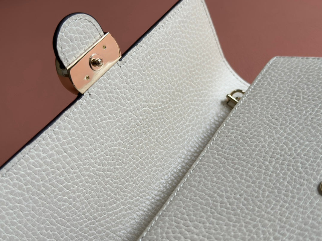 GUCCI INTERLOCKING WOC 20 IN WHITE GRAINY CALFSKIN GOLD HARDWARE