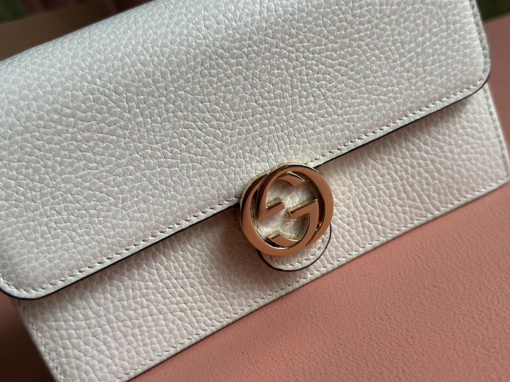 GUCCI INTERLOCKING WOC 20 IN WHITE GRAINY CALFSKIN GOLD HARDWARE