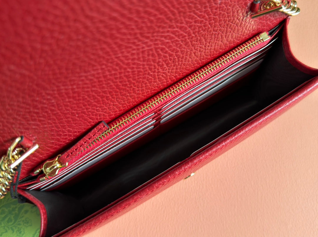 GUCCI INTERLOCKING WOC 20 IN RED PEBBLED GRAINY CALFSKIN GOLD HARDWARE