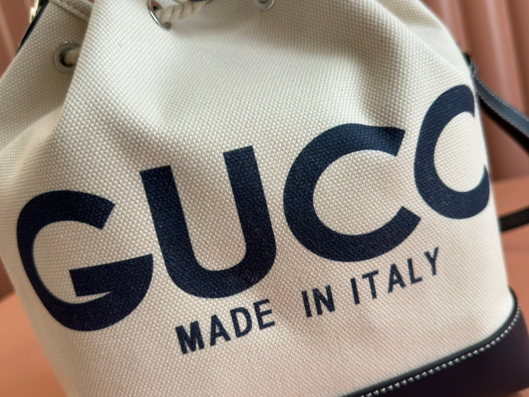 GUCCI DRAWSTRING SHOULDER BAG LOGO PRINT 31 IN WHITE CANVAS DARK BLUE CALFSKIN