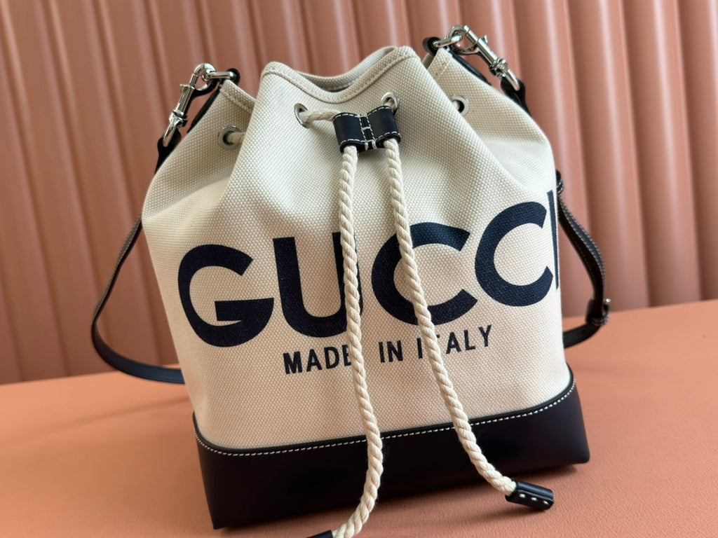 GUCCI DRAWSTRING SHOULDER BAG LOGO PRINT 31 IN WHITE CANVAS DARK BLUE CALFSKIN