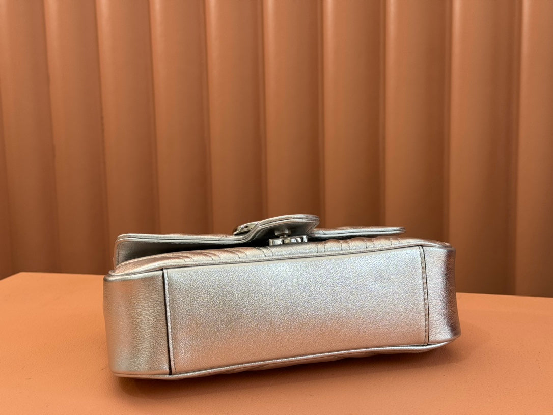 GUCCI MARMONT MEDIUM SHOUDER BAG 23 IN SILVER PATENT CALFSKIN