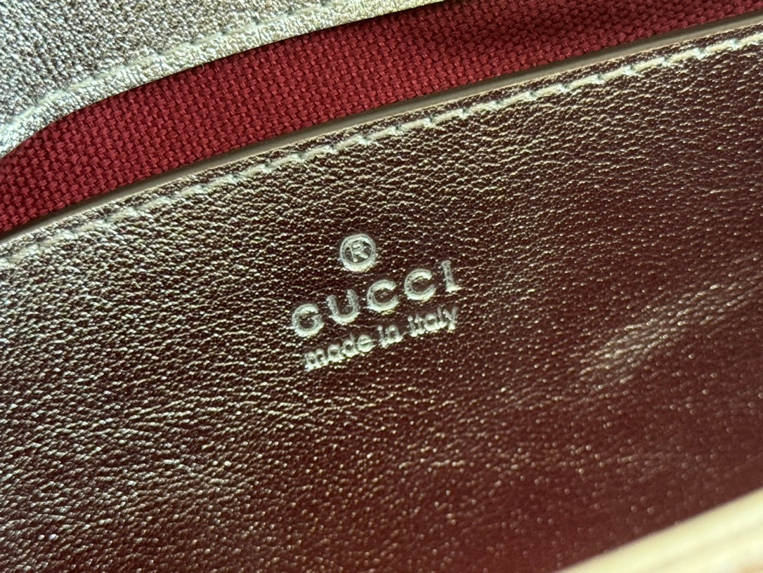 GUCCI MARMONT MEDIUM SHOUDER BAG 23 IN SILVER PATENT CALFSKIN