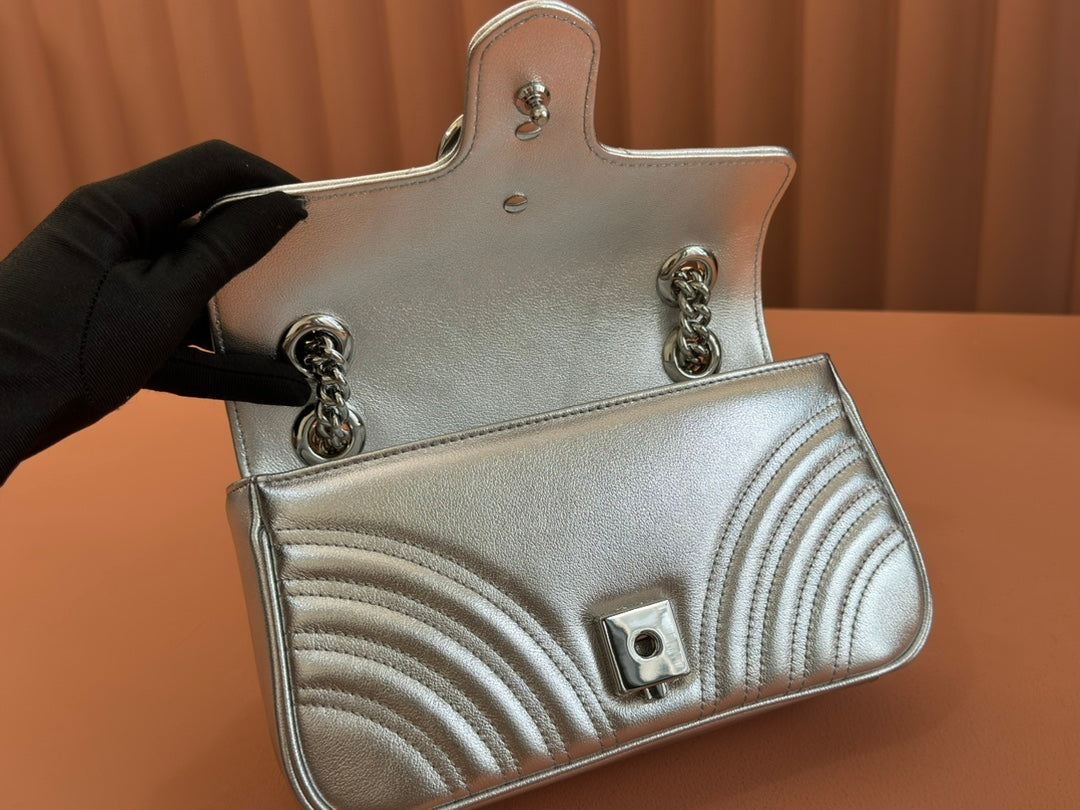 GUCCI MARMONT MEDIUM SHOUDER BAG 23 IN SILVER PATENT CALFSKIN