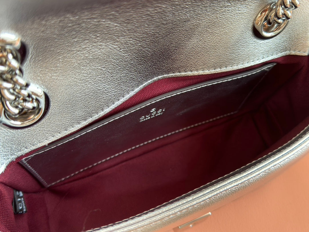 GUCCI MARMONT MEDIUM SHOUDER BAG 23 IN SILVER PATENT CALFSKIN