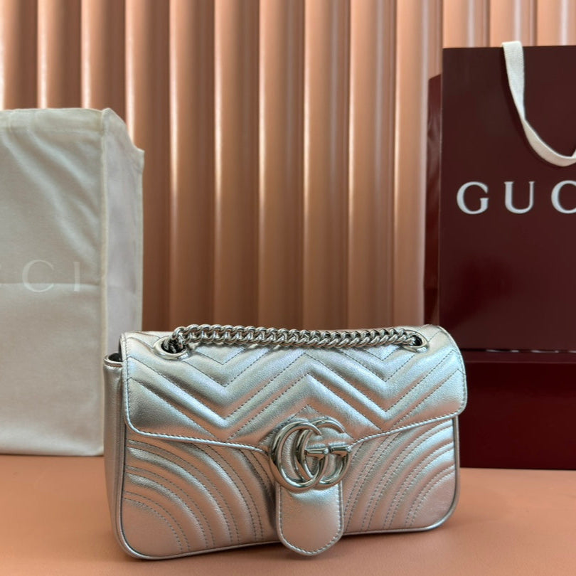 GUCCI MARMONT MEDIUM SHOUDER BAG 26 IN SILVER PATENT CALFSKIN