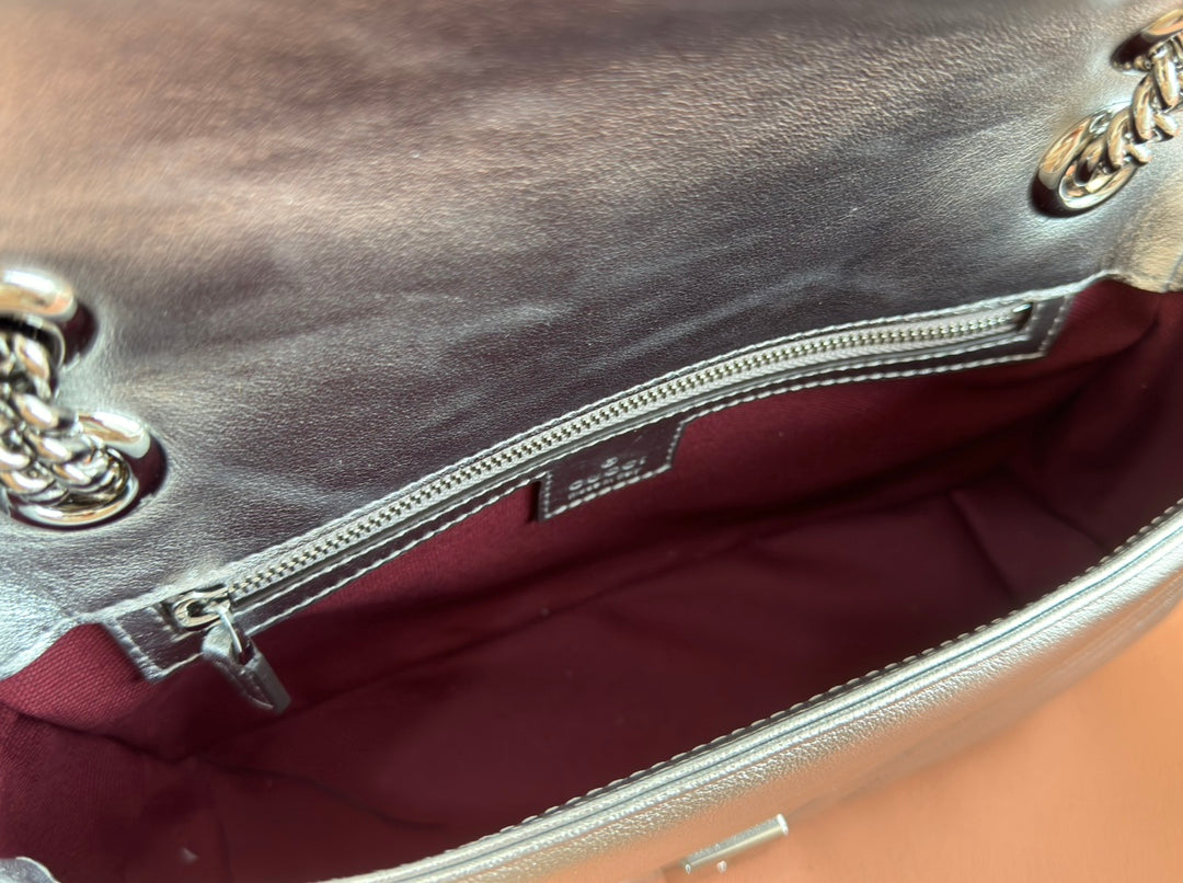 GUCCI MARMONT MEDIUM SHOUDER BAG 26 IN SILVER PATENT CALFSKIN