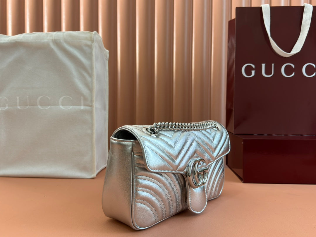 GUCCI MARMONT MEDIUM SHOUDER BAG 26 IN SILVER PATENT CALFSKIN