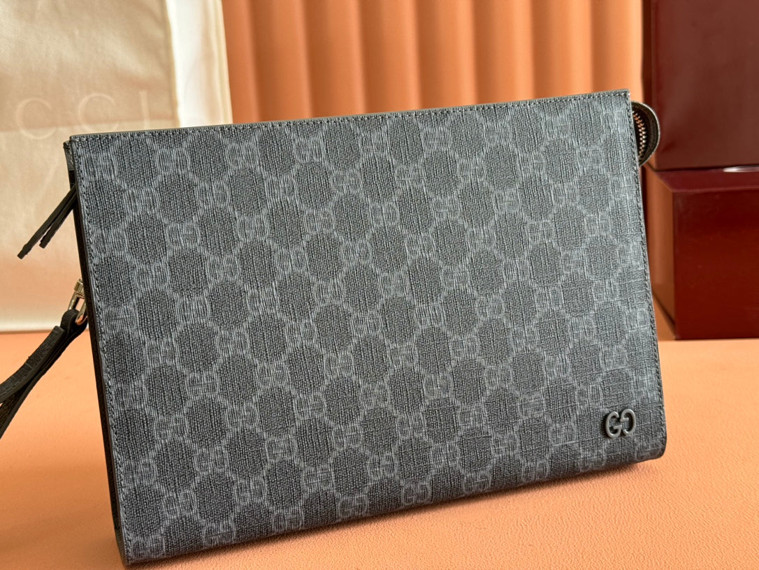 GUCCI NEO VINTAGE 26  SUPREME POUCH IN BLACK CANVAS