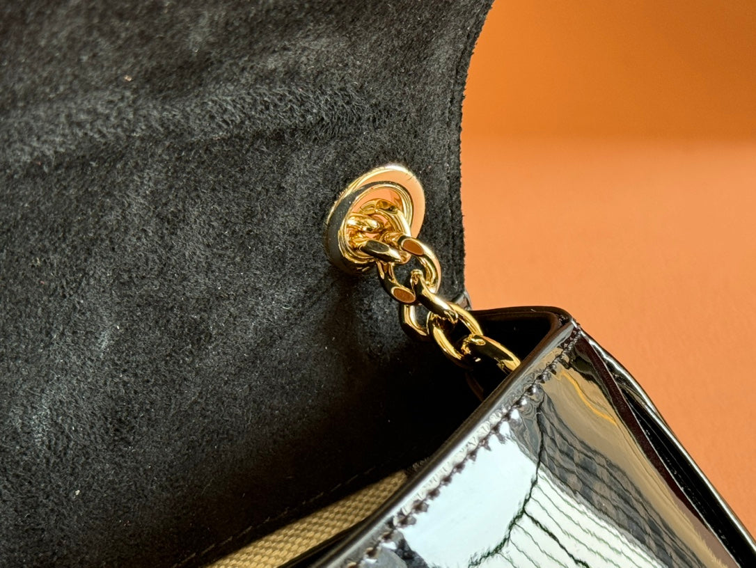 GUCCI SMALL BLONDIE SHOULDER BAG 21.5 IN BLACK PATENT CALFSKIN