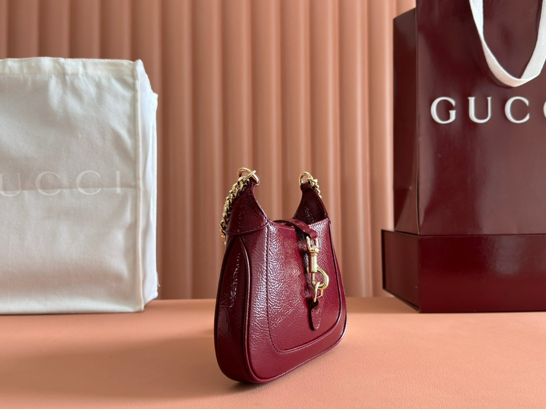 GUCCI JACKIE NOTTE MINI BAG 19 IN RED WINE CRACKED LACQUER CALFSKIN GOLD HARDWARE