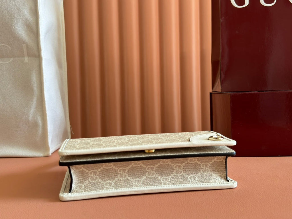 GUCCI EMBLEM WALLET  MONOGRAM 20 IN BEIGE AND WHITE SMOOTH CALFSKIN