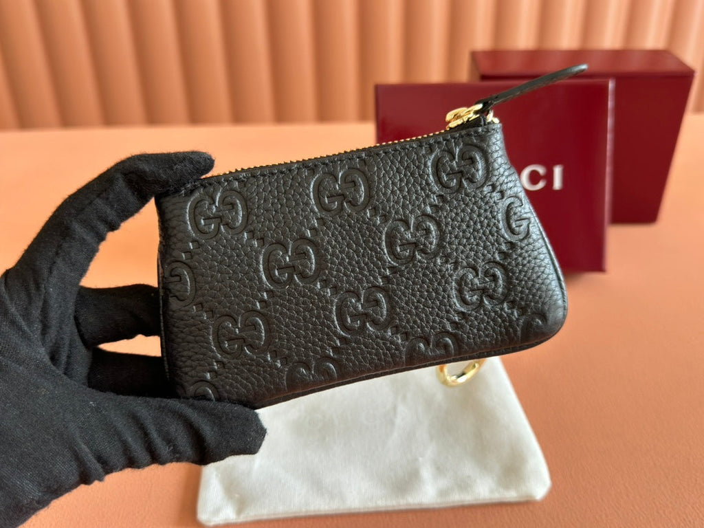 GUCCI EMBLEM ZIP KEY CASE 12 IN BLACK  GRAINY CALFSKIN