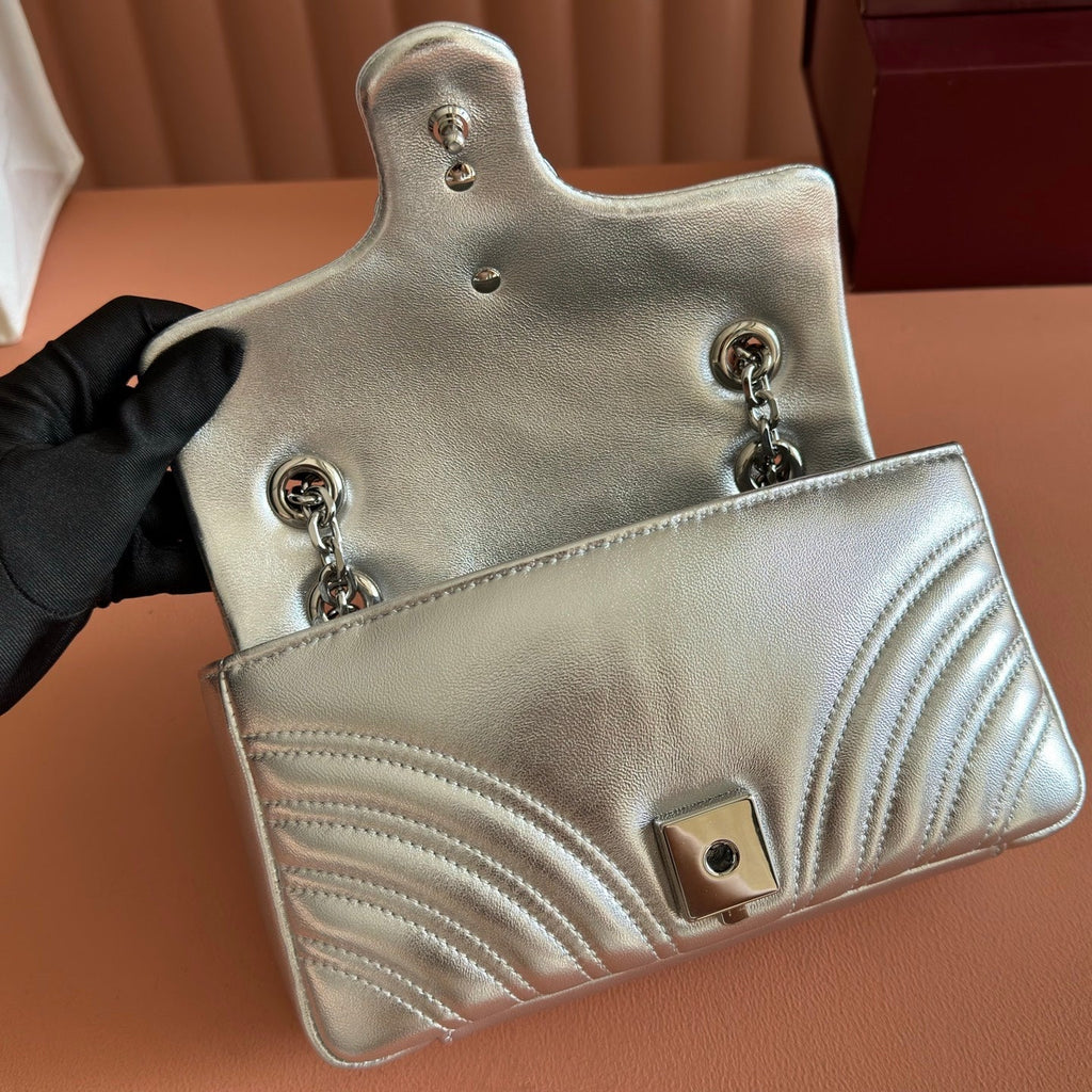 GUCCI 26S  MARMONT BAG 22 IN SILVER LAMBSKIN