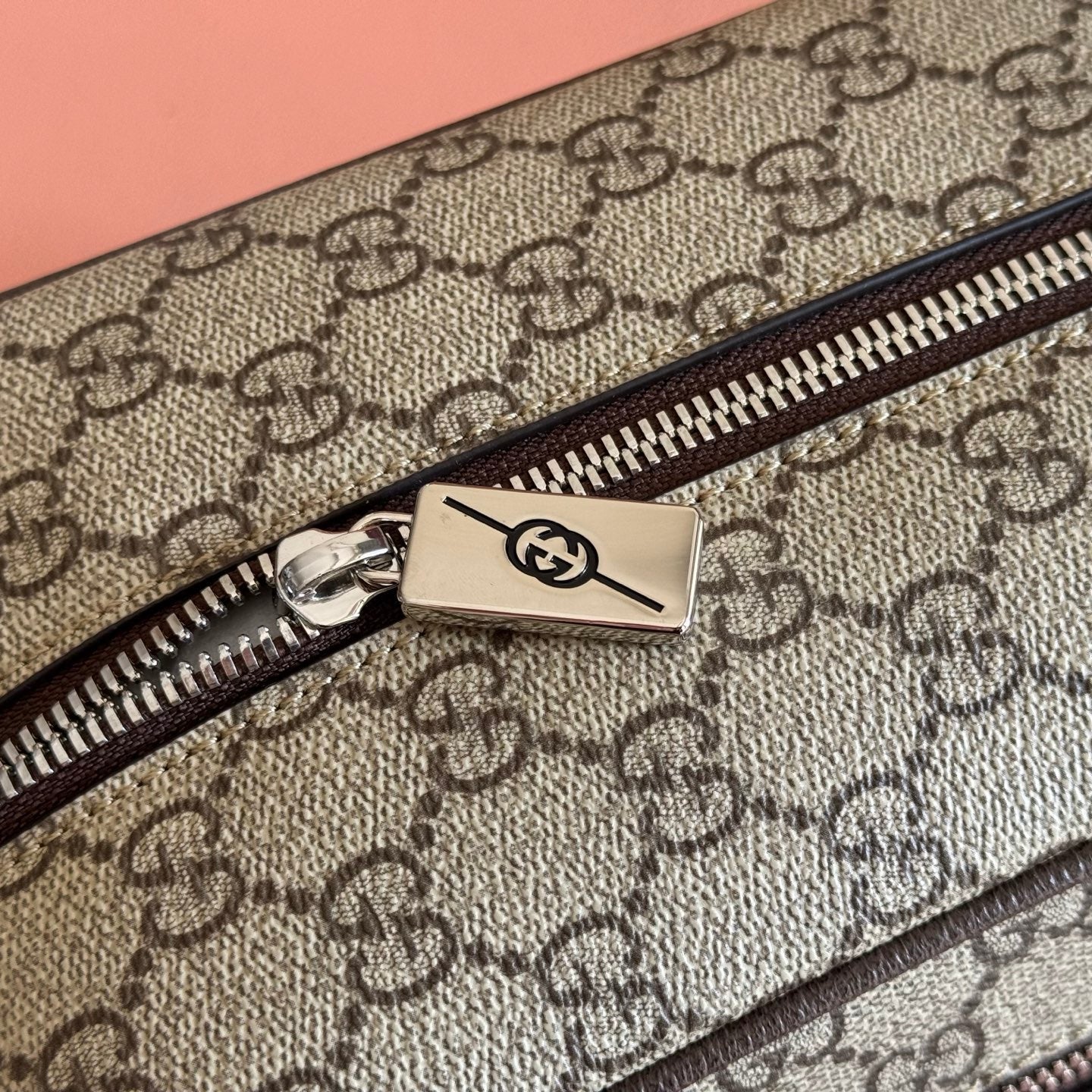 GUCCI 26S  TOILETRY CASE 28 IN DARK BEIGE AND BROWN CANVAS