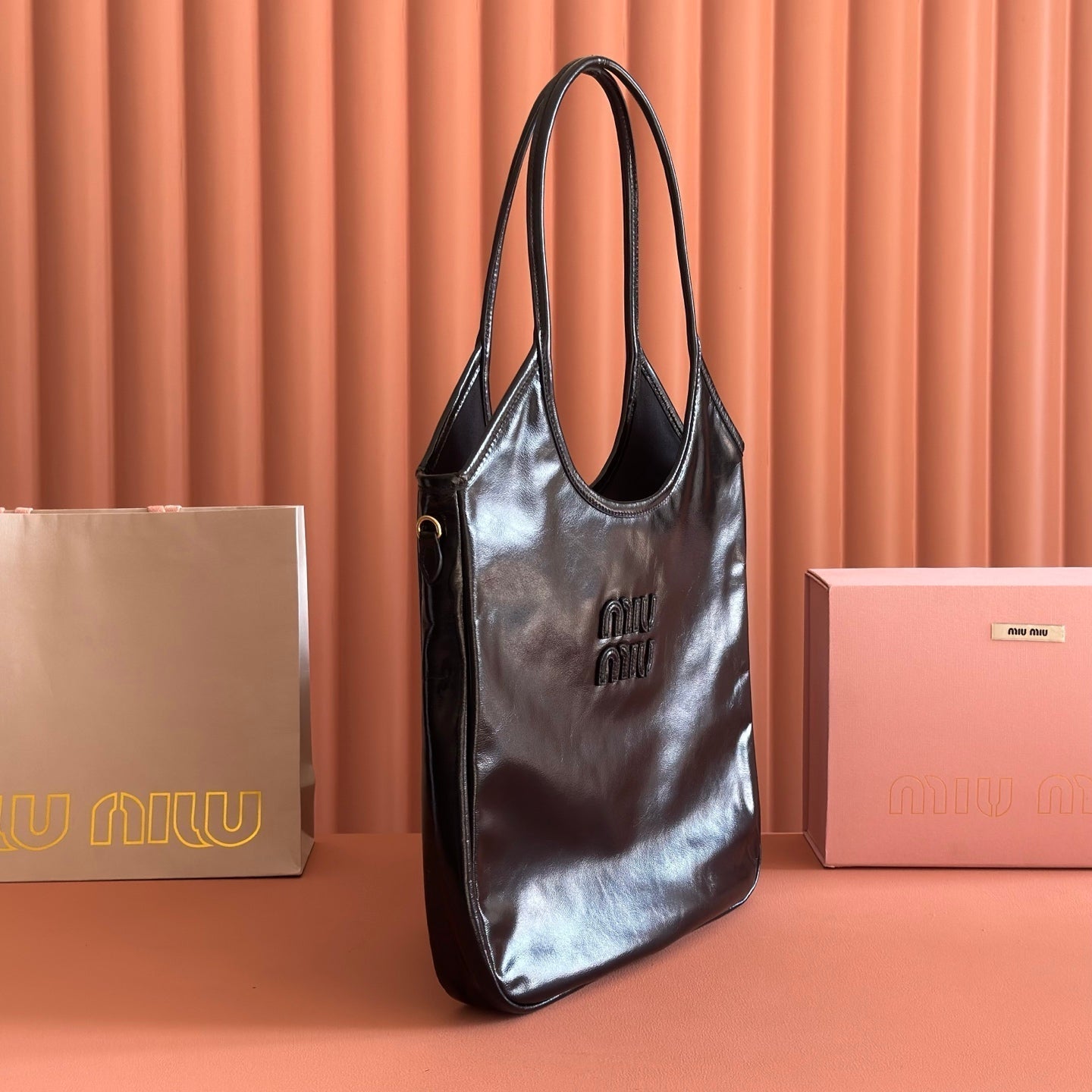MIUMIU 26S IVY 40 TOTE IN BLACK PATENT CALFSKIN