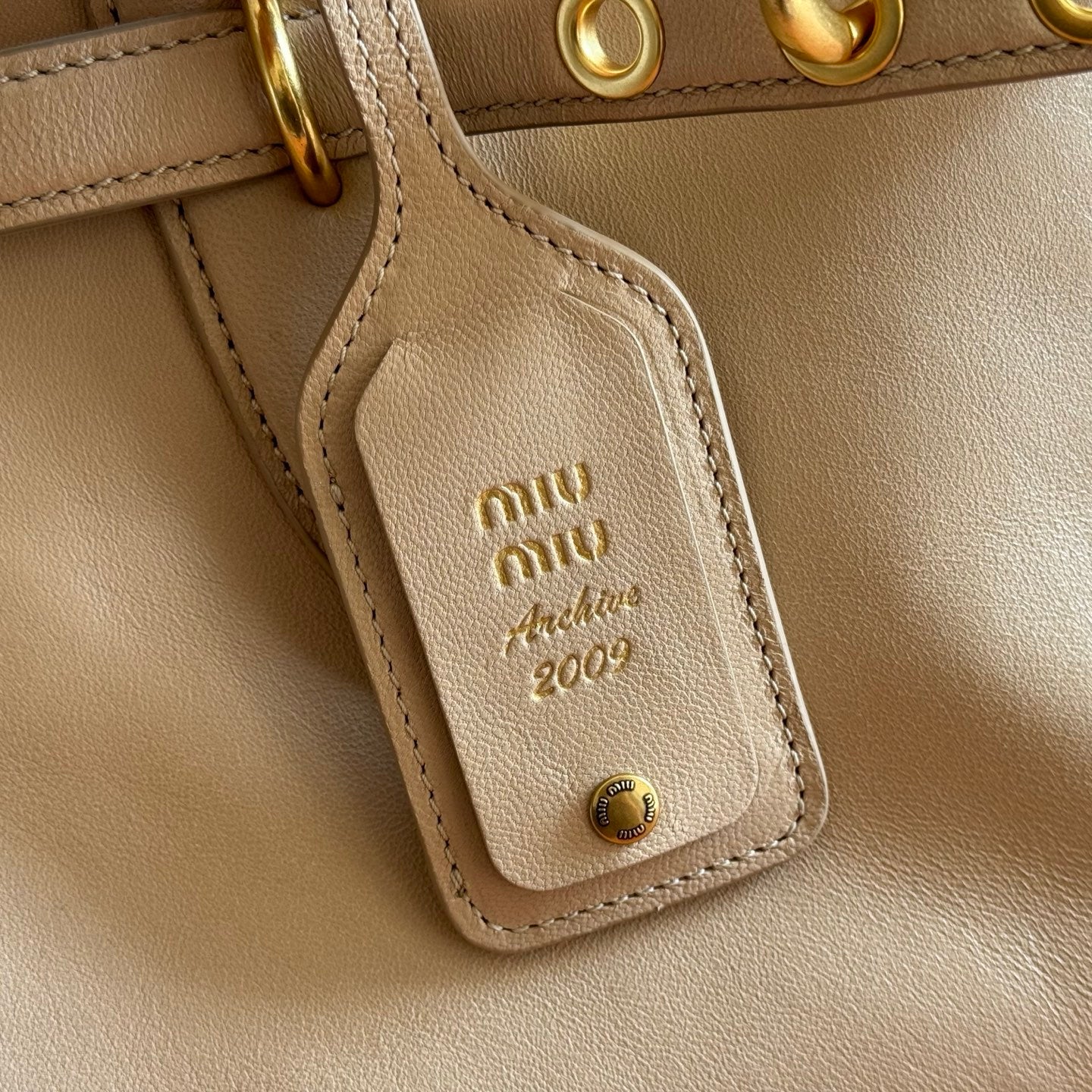 MIUMIU 26S BORSA AVENTURE BAG 44 IN DARK BEIGE LAMBSKIN GOLD HARDWARE