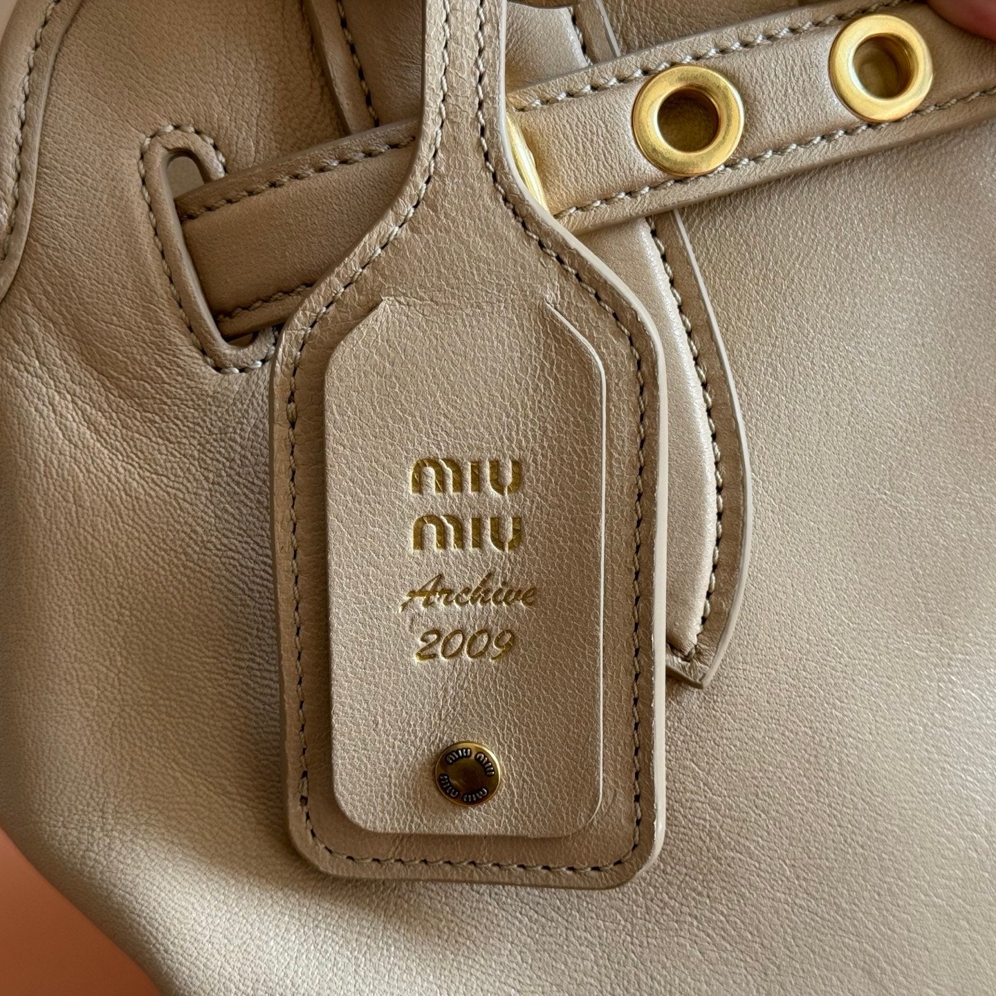 MIUMIU 26S BORSA AVENTURE BAG 30 IN DARK BEIGE CALFSKIN GOLD HARDWARE