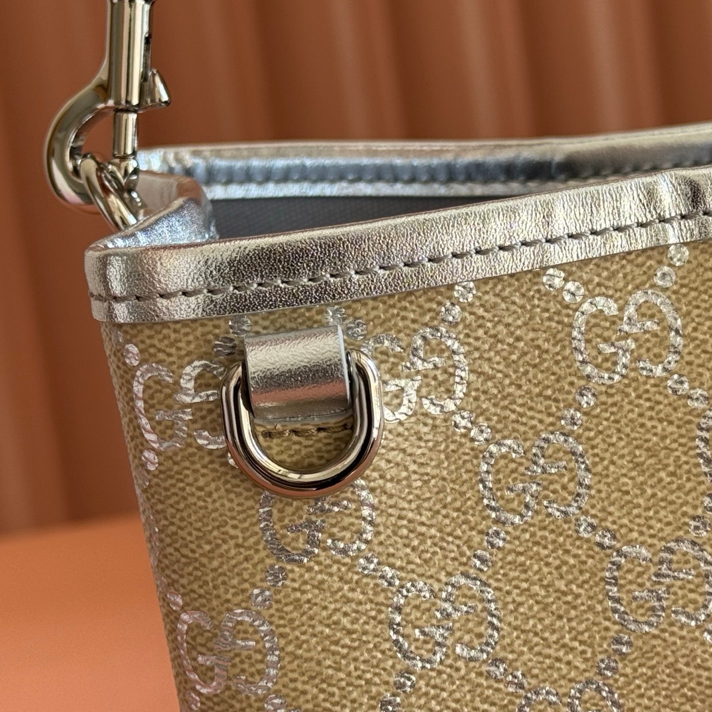 GUCCI 26S  EMBLEM BUCKET BAG 19 IN BEIGE AND SILVER CANVAS