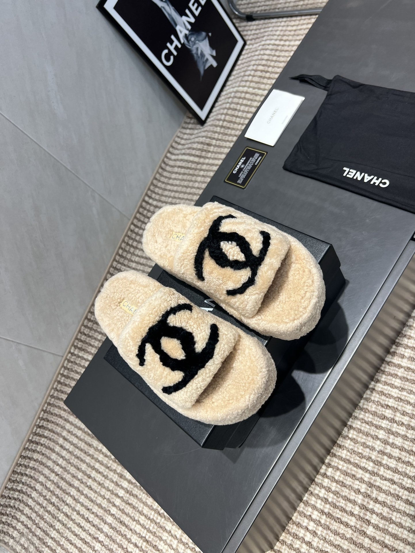 CHANEL 25S SLIPPERS THICK SOLED WITH EMBROIDERED LOGO IN BEIGE FUR