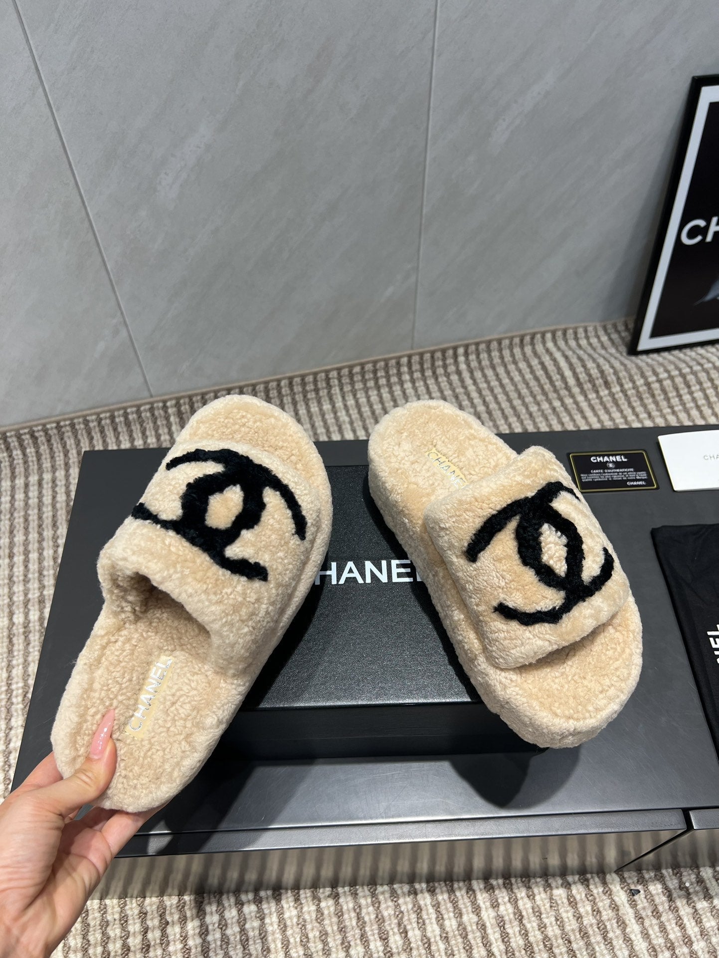 CHANEL 25S SLIPPERS THICK SOLED WITH EMBROIDERED LOGO IN BEIGE FUR
