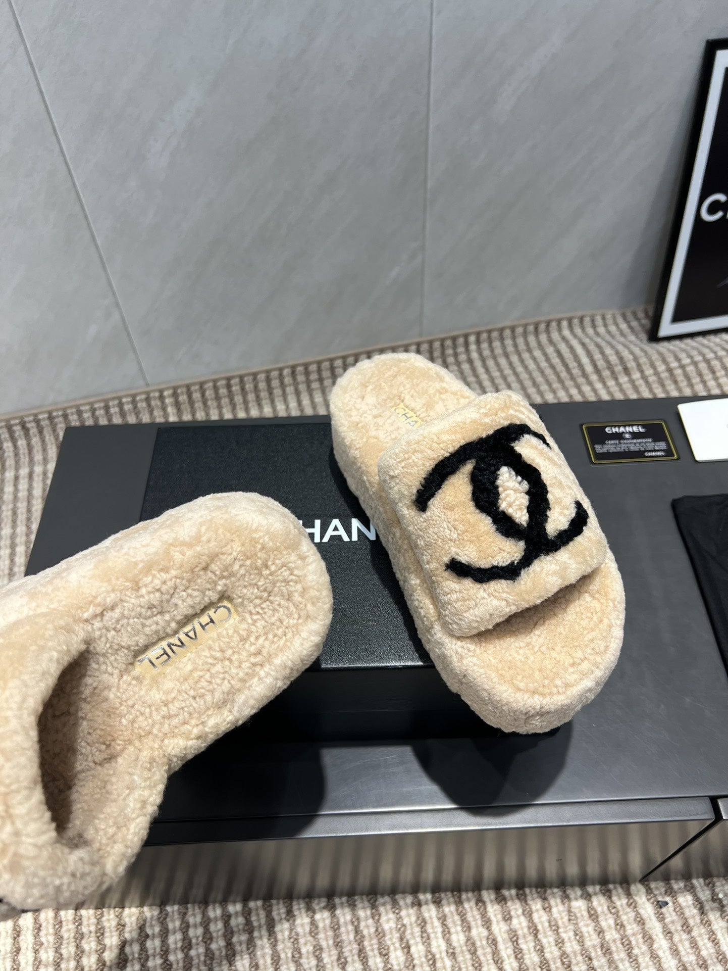 CHANEL 25S SLIPPERS THICK SOLED WITH EMBROIDERED LOGO IN BEIGE FUR