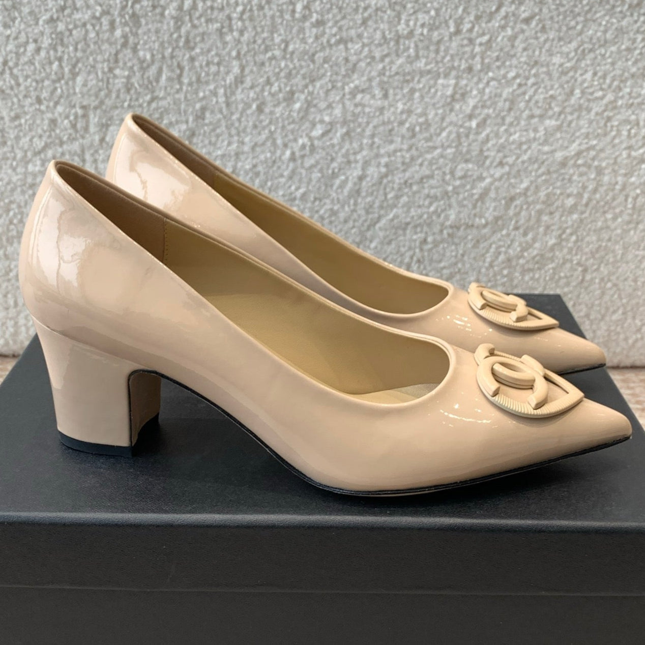 CHANEL MID-HEEL PUMPS IN BISQUE BEIGE PATENT CALFSKIN