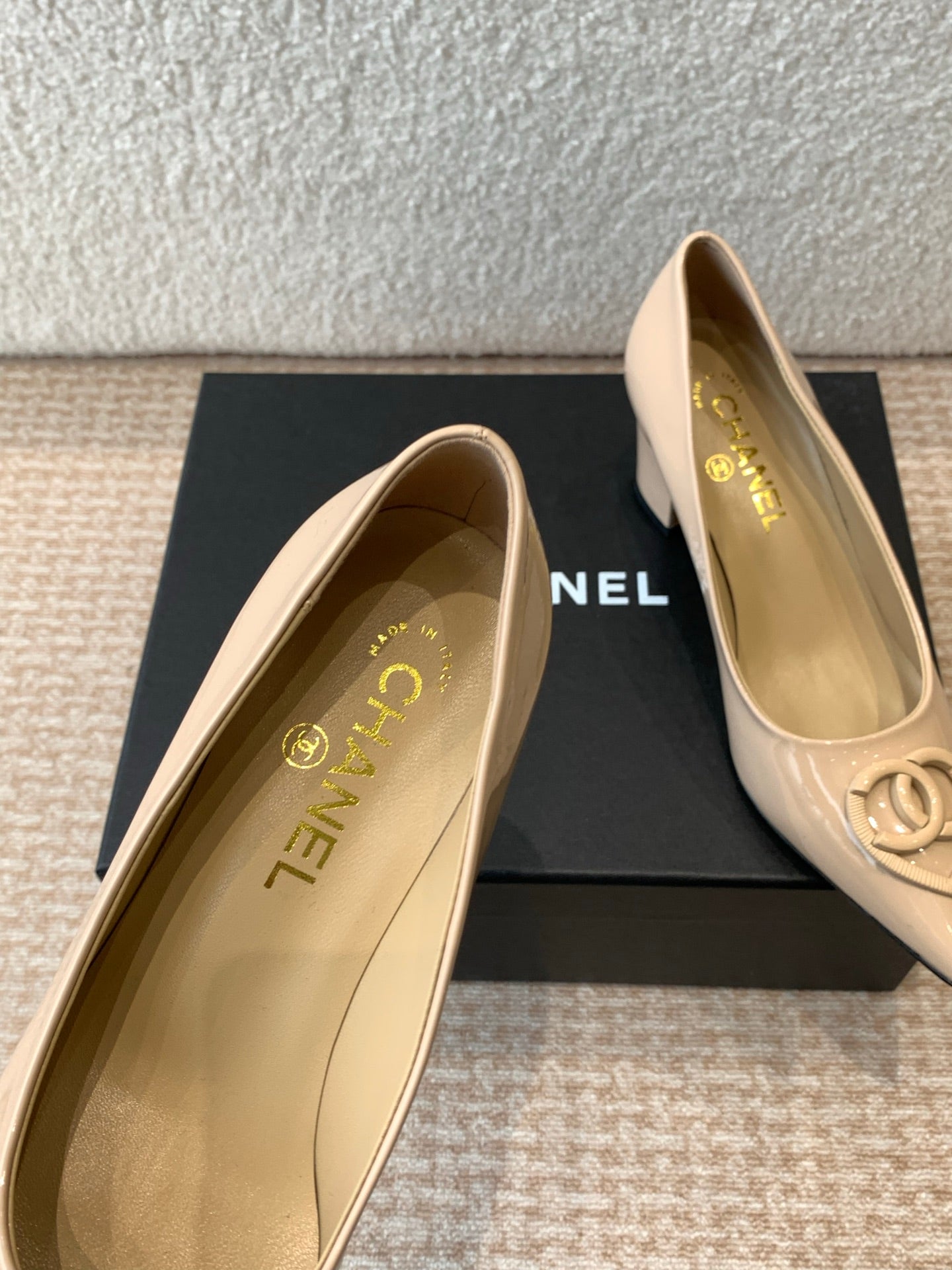 CHANEL MID-HEEL PUMPS IN BISQUE BEIGE PATENT CALFSKIN