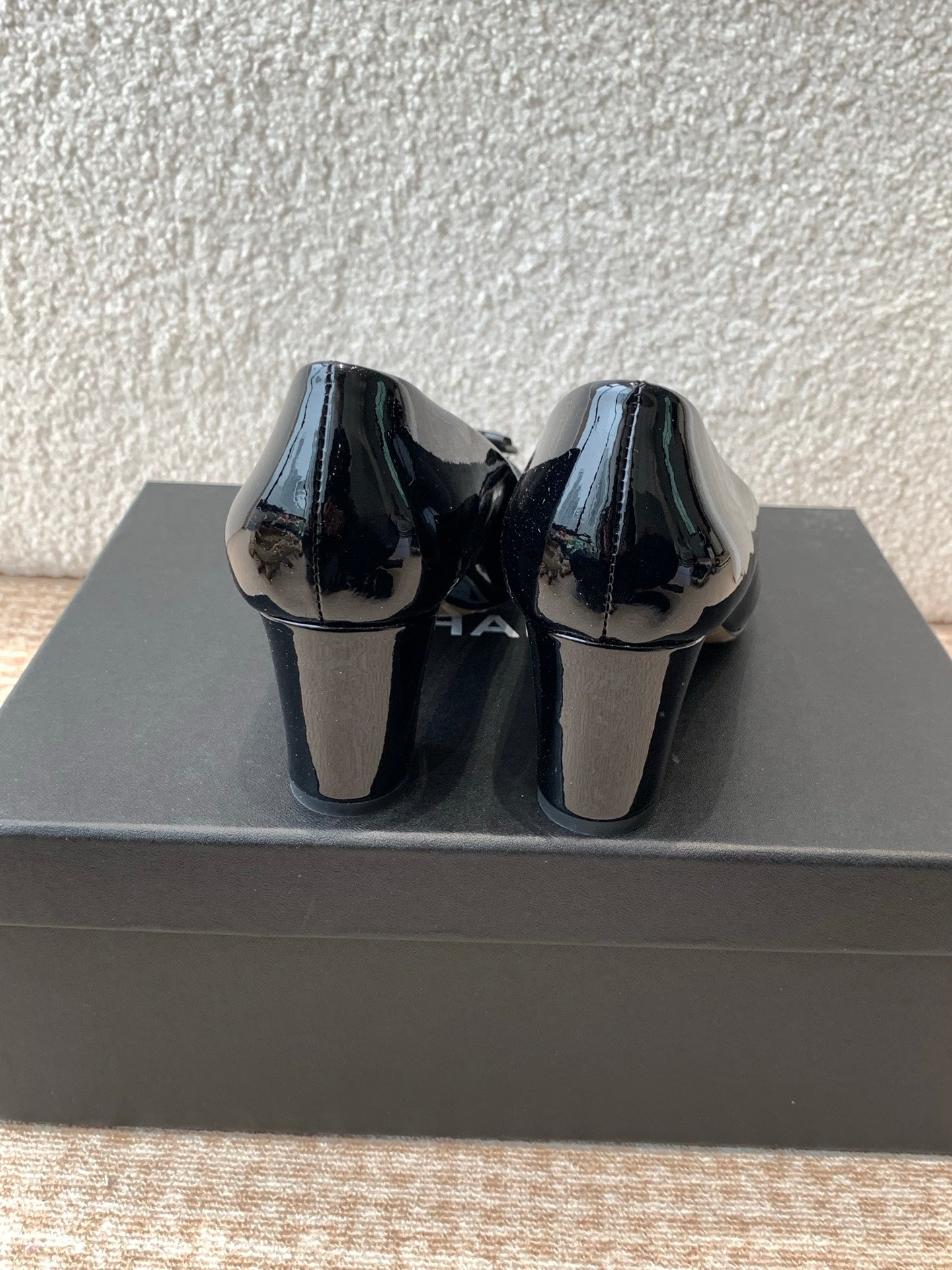 CHANEL MID-HEEL PUMPS IN BLACK PATENT CALFSKIN