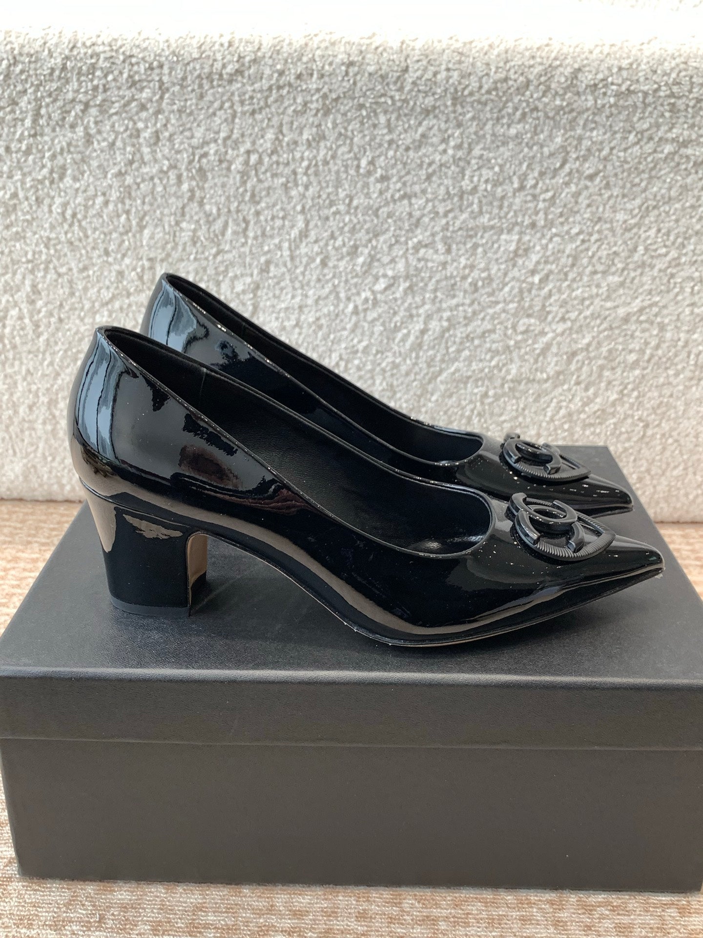 CHANEL MID-HEEL PUMPS IN BLACK PATENT CALFSKIN