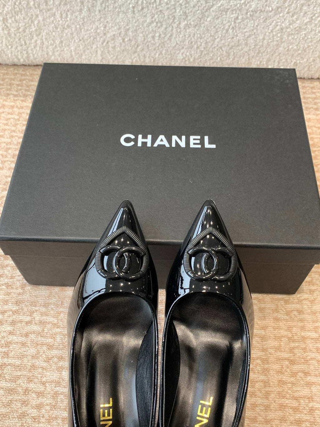 CHANEL MID-HEEL PUMPS IN BLACK PATENT CALFSKIN