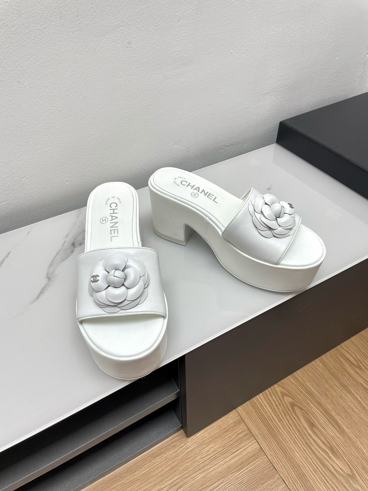 CHANEL WEDGE PLATFORM WHITE LAMBSKIN WITH FLOWER