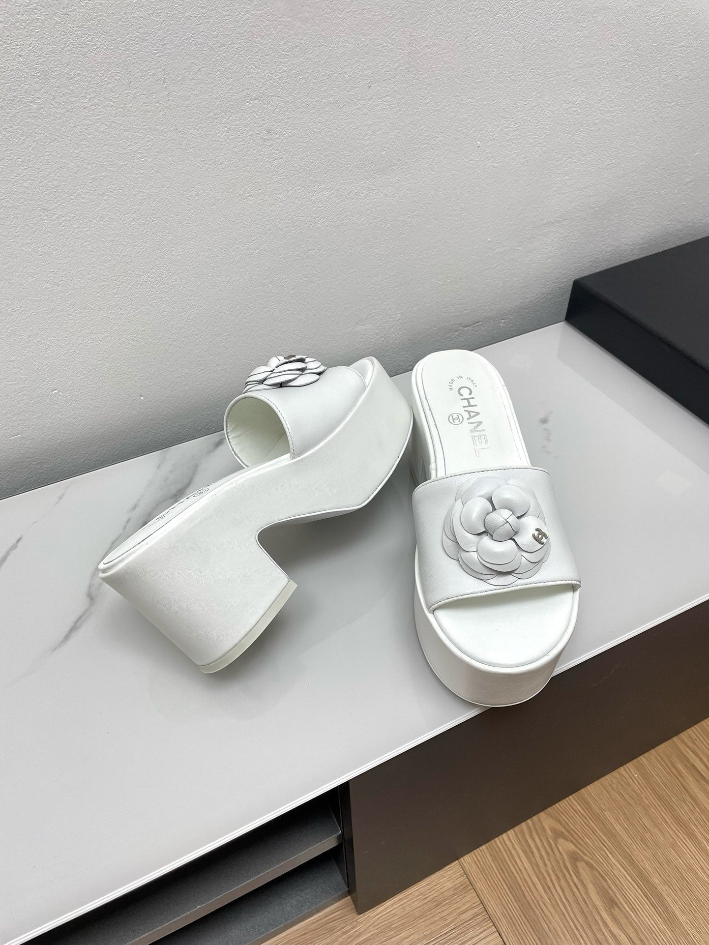 CHANEL WEDGE PLATFORM WHITE LAMBSKIN WITH FLOWER