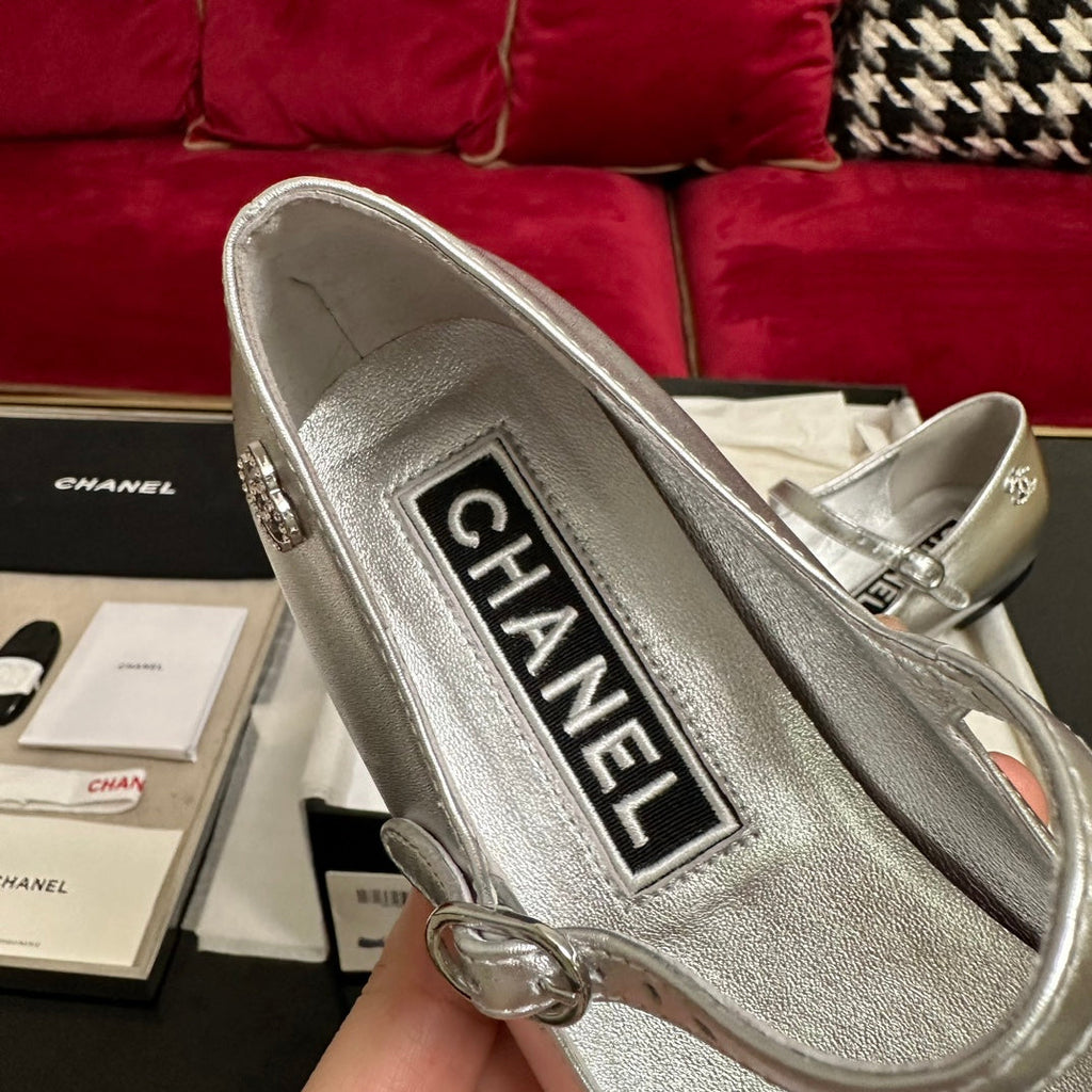 CHANEL MARY JANE ROUND TOE IN SILVER CALFSKIN AND BLACK SATIN
