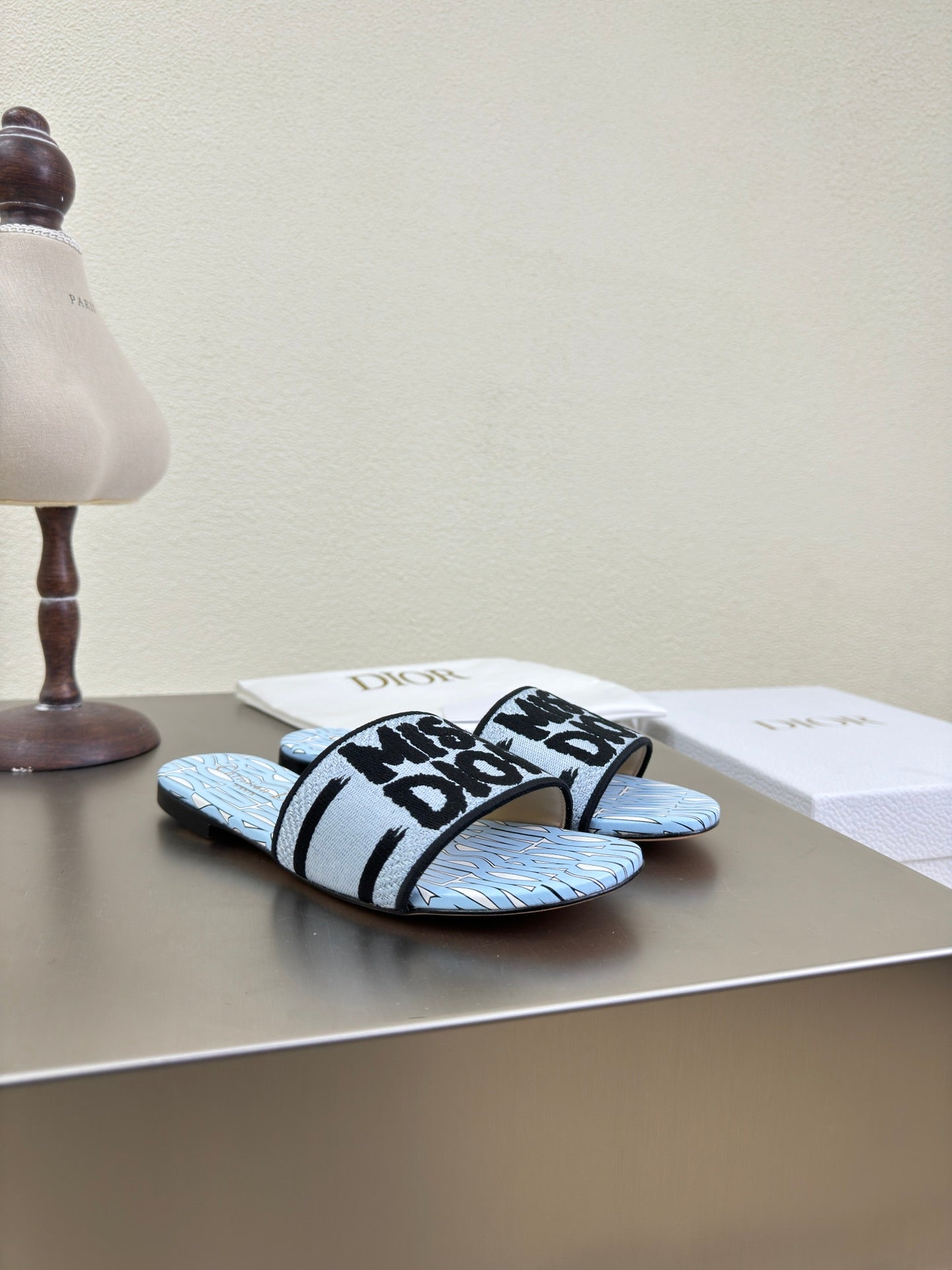 DIOR DWAY SLIDE EMBROIDERED COTTON AND POWDER BLUE MISS  ALLOVER MOTIF