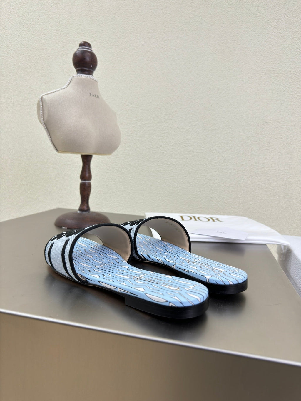 DIOR DWAY SLIDE EMBROIDERED COTTON AND POWDER BLUE MISS  ALLOVER MOTIF