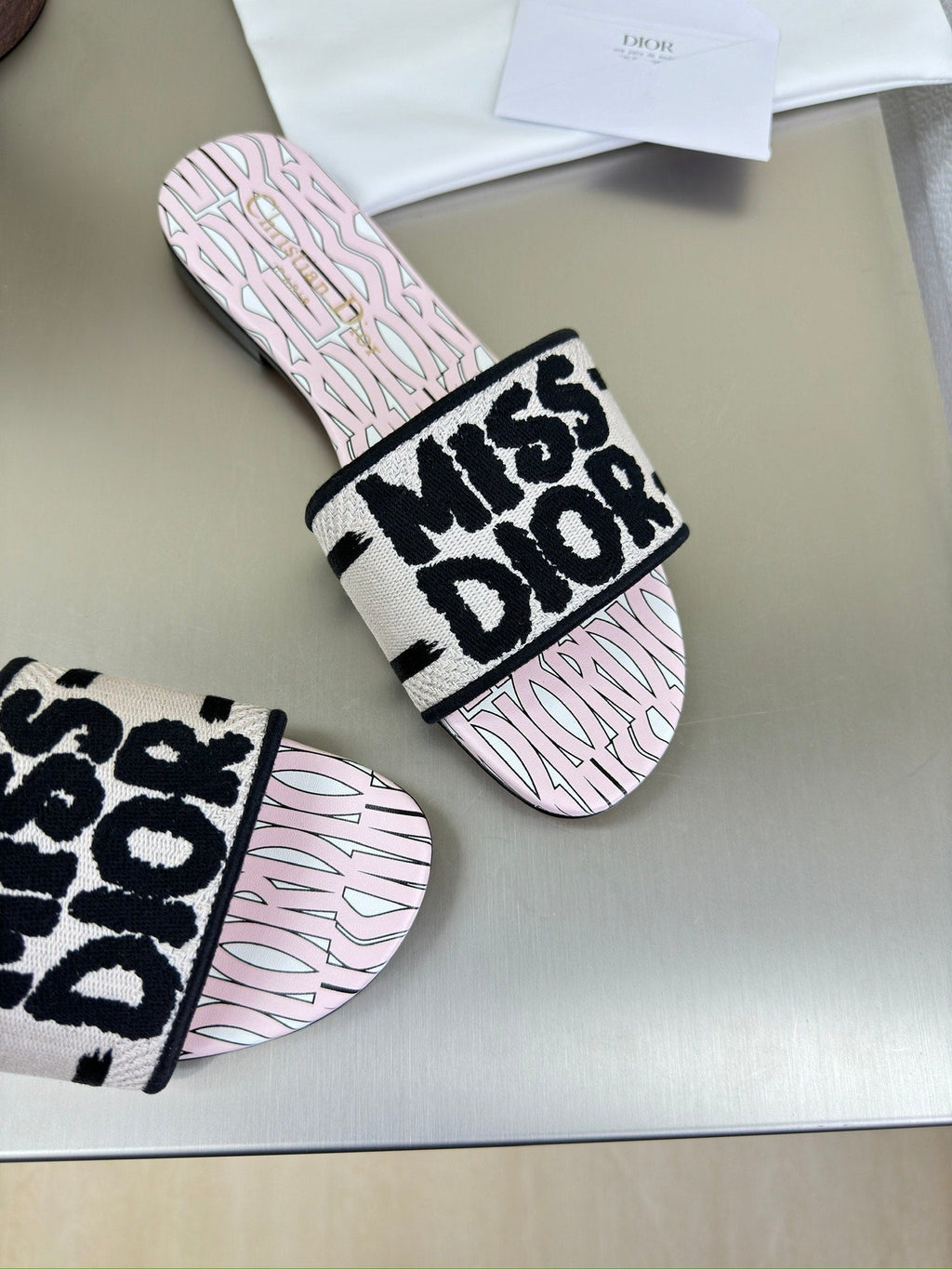 DIOR DWAY SLIDE EMBROIDERED COTTON AND LIGHT PINK MISS  ALLOVER MOTIF