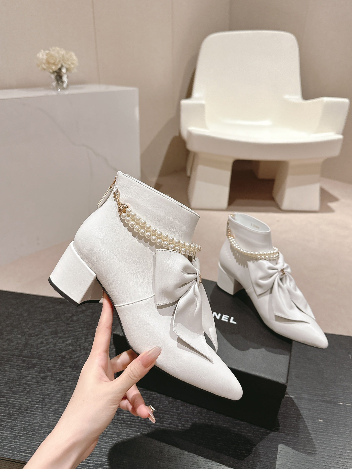 CHANEL SHORT BOOTS IN WHITE SHEEPSKIN WITH BOW