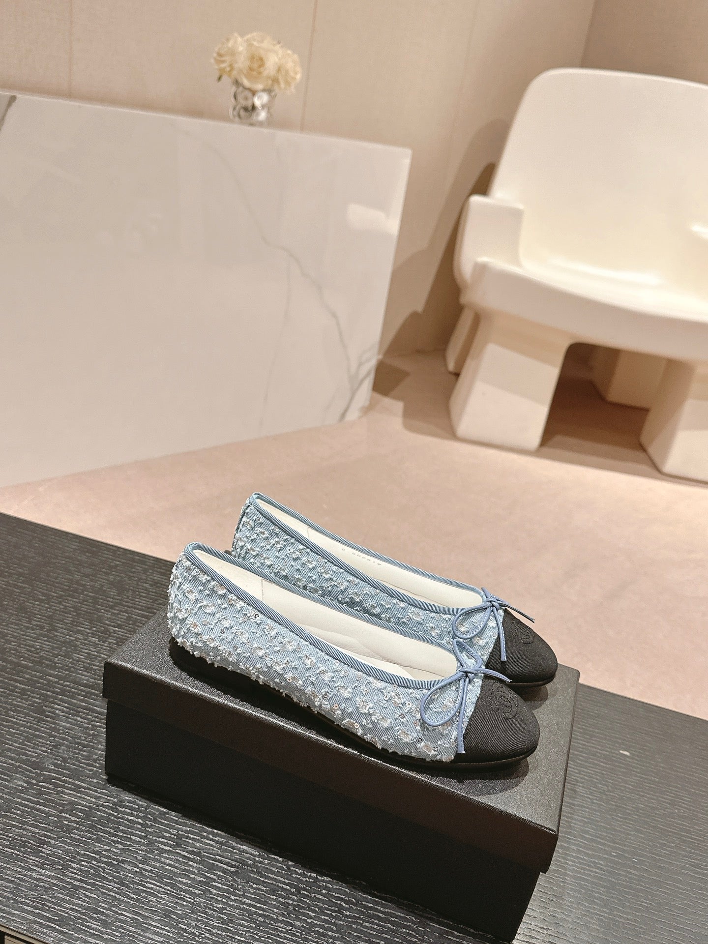 CHANEL BALLET FLATS IN LIGHT BLUE DENIM AND BLACK SATIN