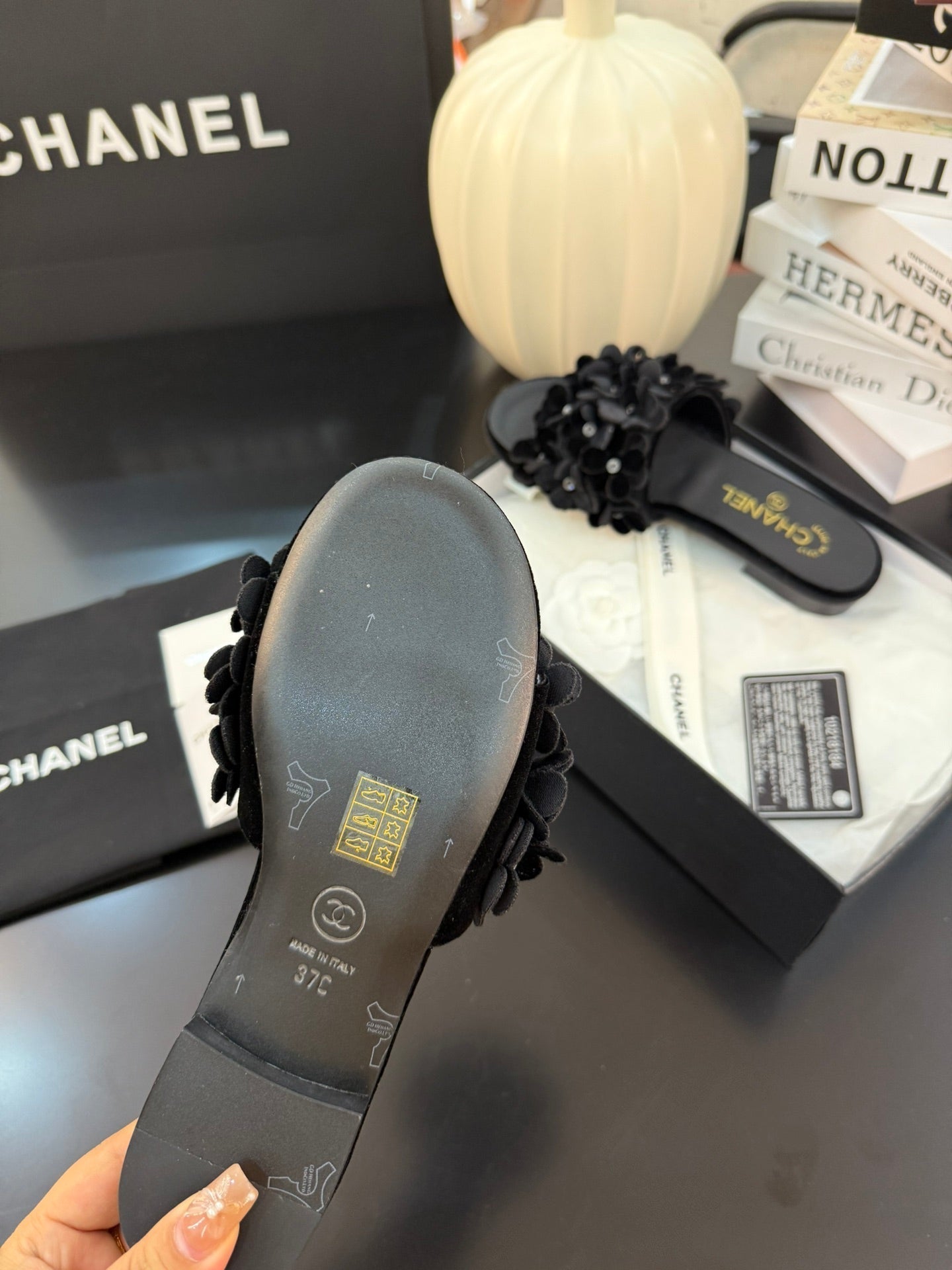 CHANEL FLAT MULE 15 MM IN BLACK VELVET
