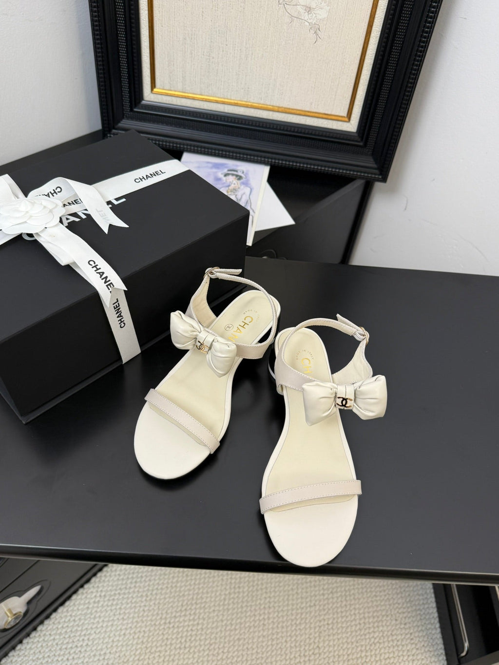 CHANEL FLAT SANDALS IN WHITE CALFSKIN WITH BOW